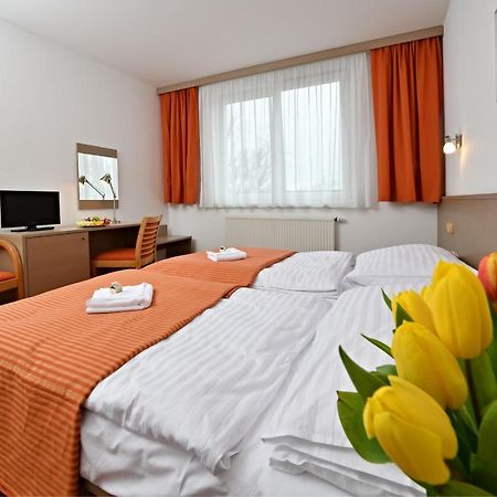 Lh Parkhotel Hluboka Nad Vltavou Congress & Wellness Exterior photo