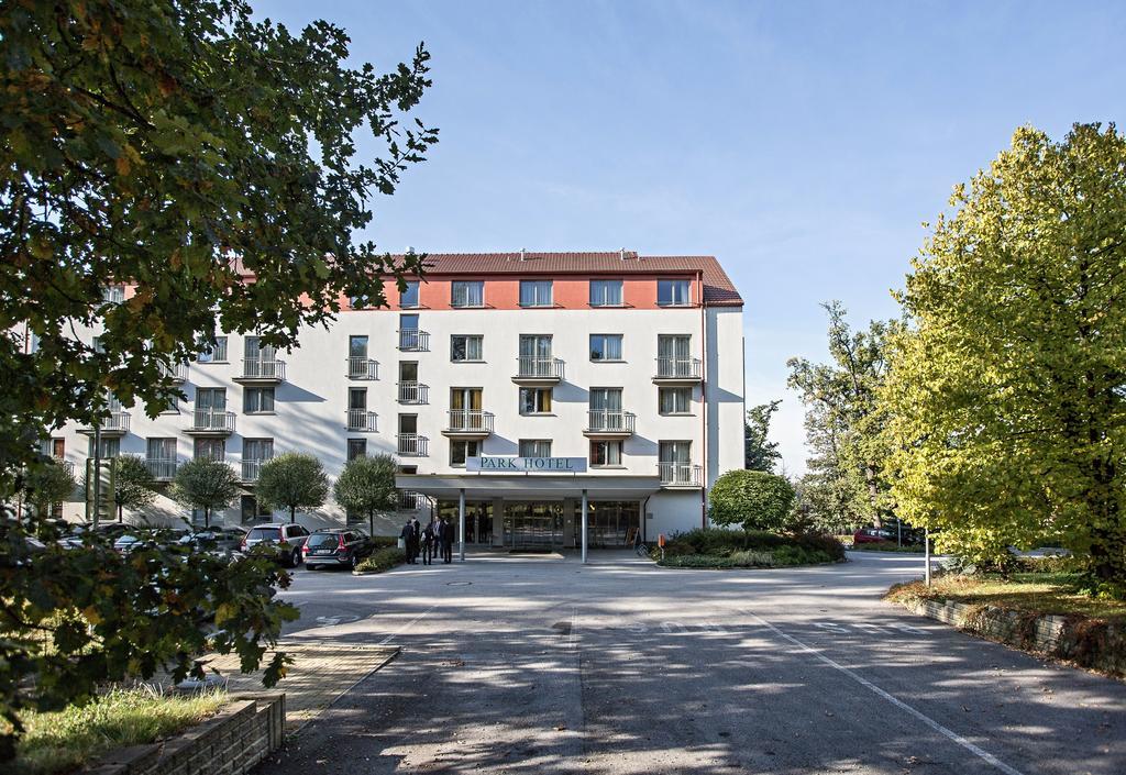 Lh Parkhotel Hluboka Nad Vltavou Congress & Wellness Exterior photo