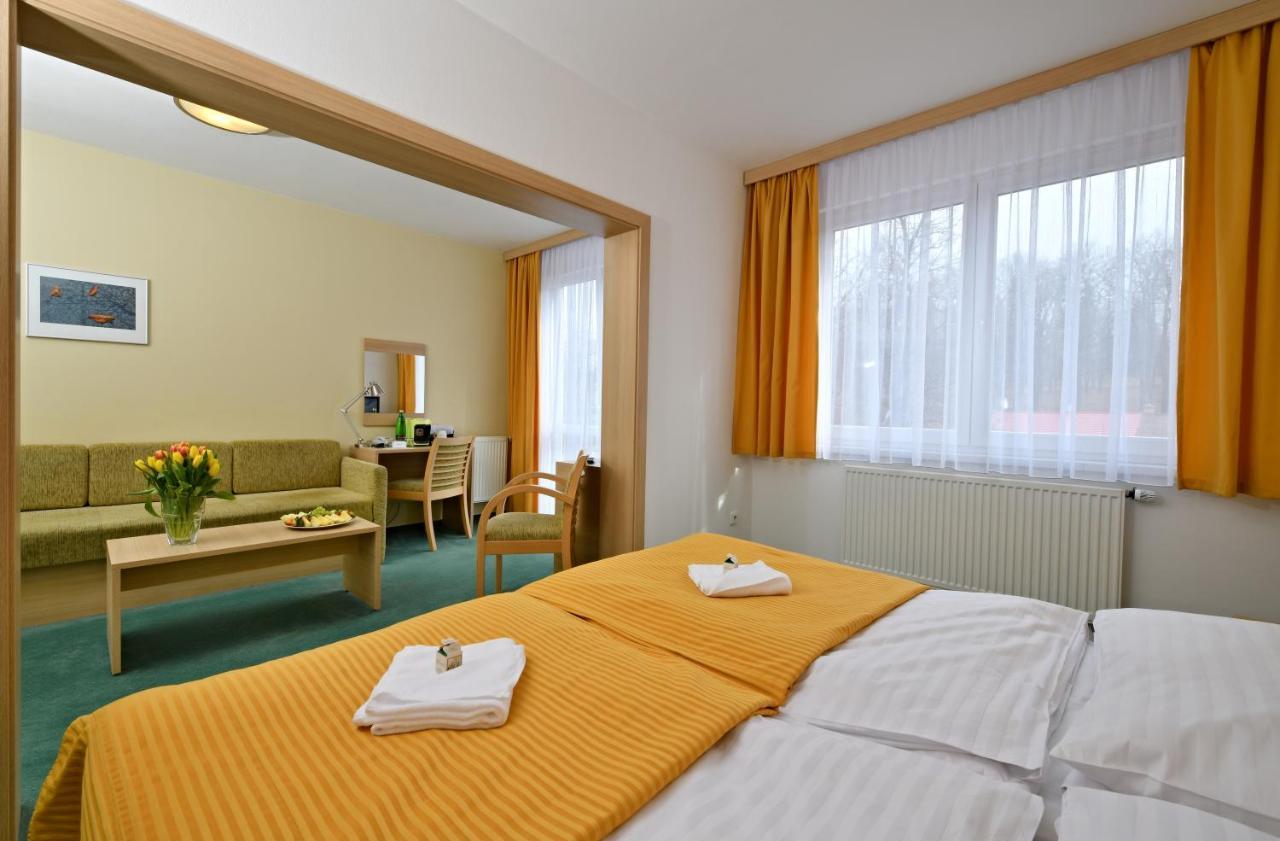 Lh Parkhotel Hluboka Nad Vltavou Congress & Wellness Exterior photo