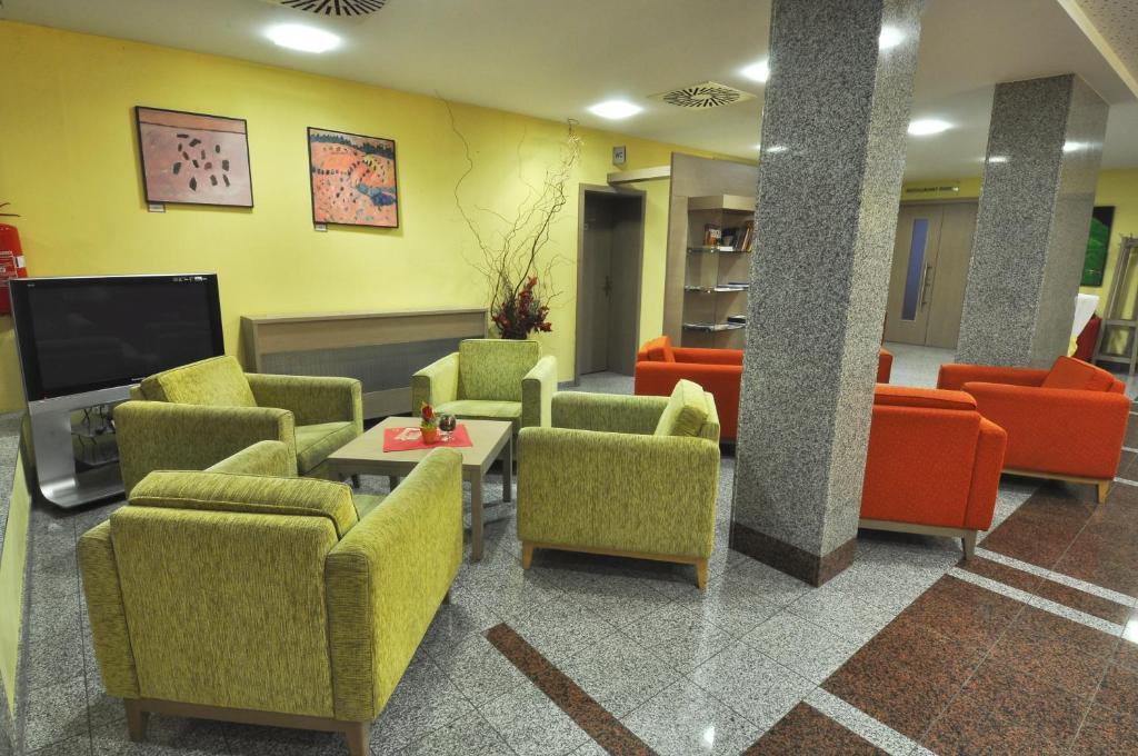 Lh Parkhotel Hluboka Nad Vltavou Congress & Wellness Exterior photo