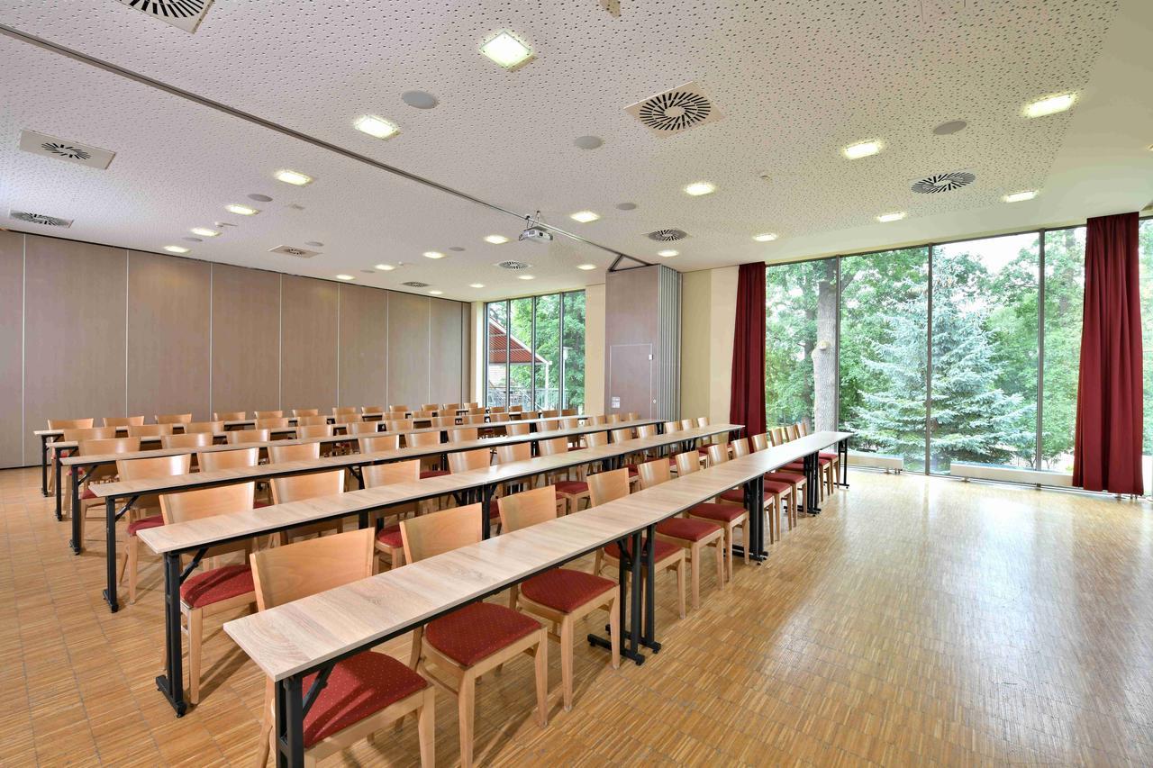 Lh Parkhotel Hluboka Nad Vltavou Congress & Wellness Exterior photo